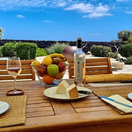 Essence: Detached Retreat With Heated Pool And Stunning Views Villa *