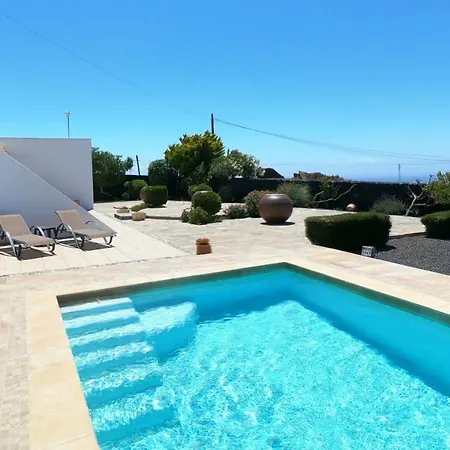 Essence: Detached Retreat With Heated Pool And Stunning Views Villa *