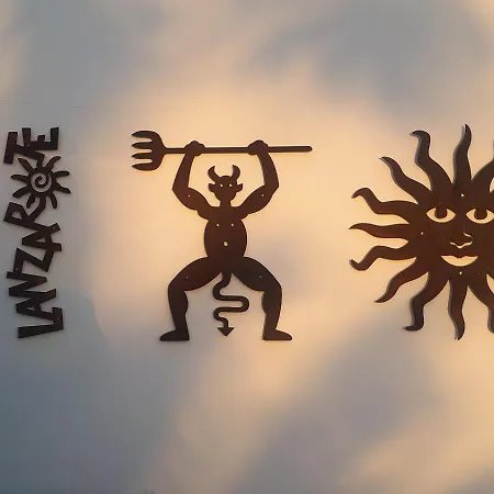 Essence - A Unique Detached With A-c, Heated Private Pool, Hottub, Gardens, Patios And Stunning Views! וילה