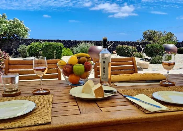 Essence: Detached Retreat With Heated Pool And Stunning Views Villa *